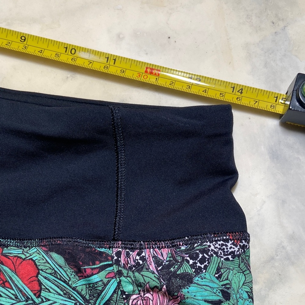 Lululemon Hotty Hot Shorts Size 4, 
4” inseam - Picture 8 of 9